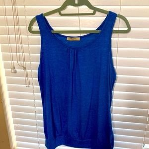 Woman’s sleeveless round neck loose fit racer back yoga tank top
